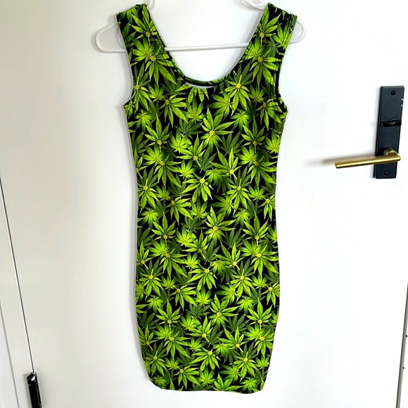 Coquetry Clothing Dresses & Skirts - NWOT Spandex sleeveless green plant dress